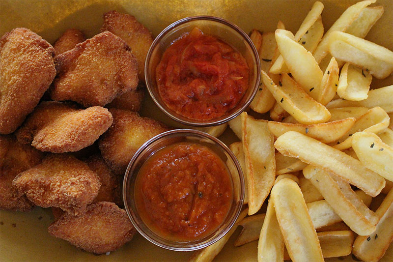 pollo fritto con patate fritte